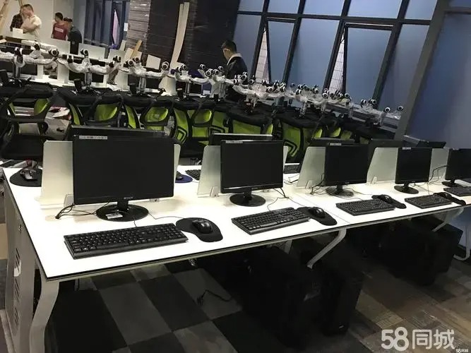 急转！！！ 分公司合并处理一批联想全套台式机，二手9成新电脑主机 急出30台二手电脑，实际使用不到一年，无任何质量问题，运行流畅，配件齐全，开机即可使用流畅